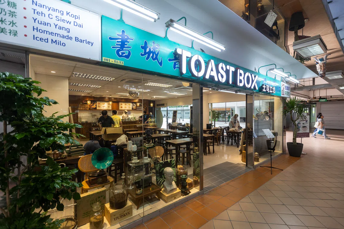 入驻百胜楼43年老书店“书城音乐书局”的土司工坊（Toast Box），已成了城中热门“咖点”。