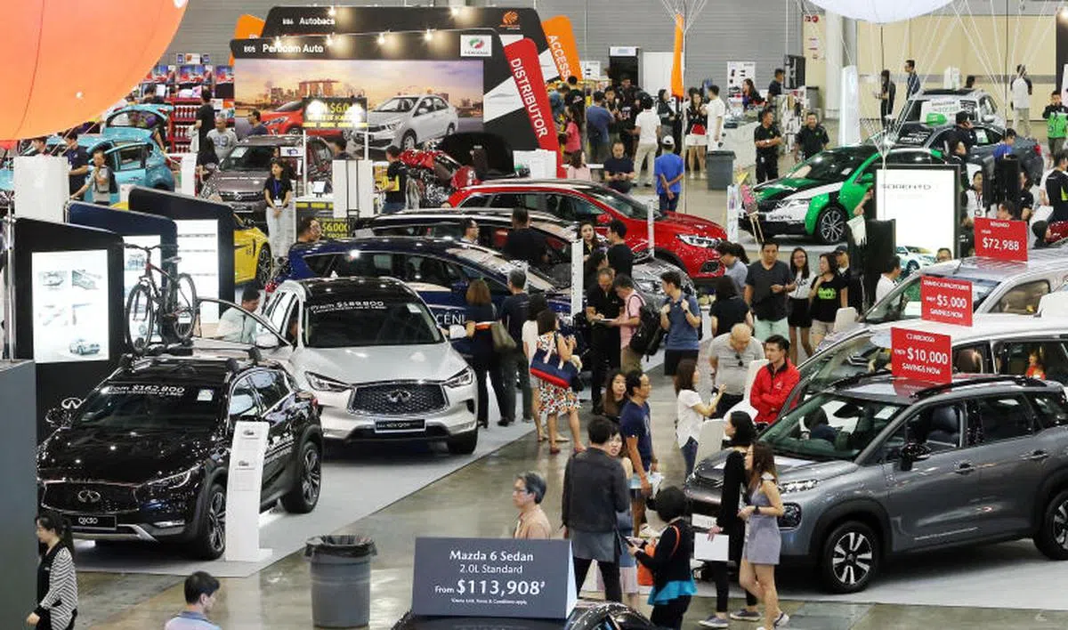  新加坡博览中心举行的汽车展销会吸引大批潜在买家到场。（联合早报） 