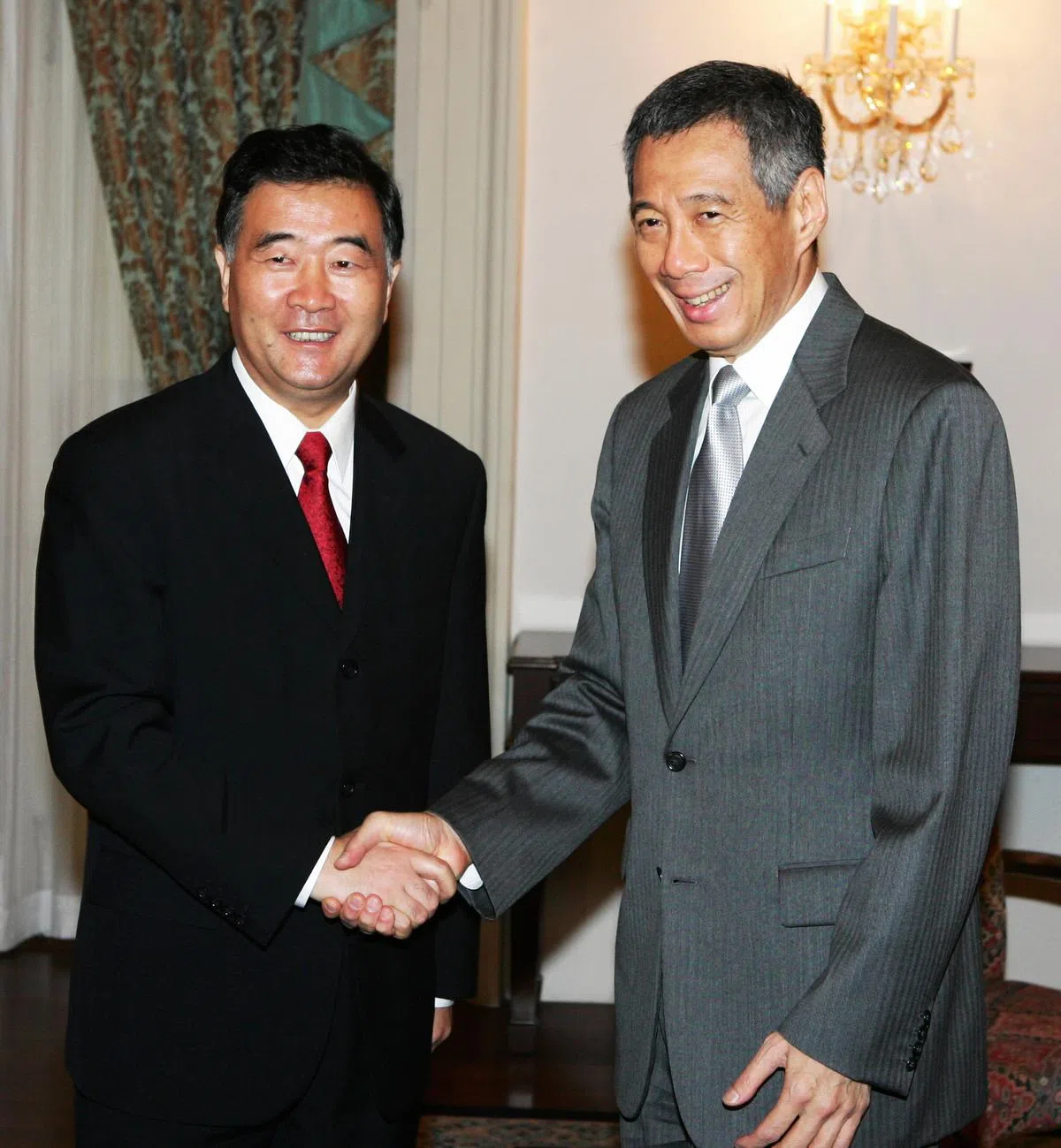  2008年9月16日，时任中共广东省省委书记汪洋（左）在新加坡总统府同李显龙总理会晤。（联合早报） 