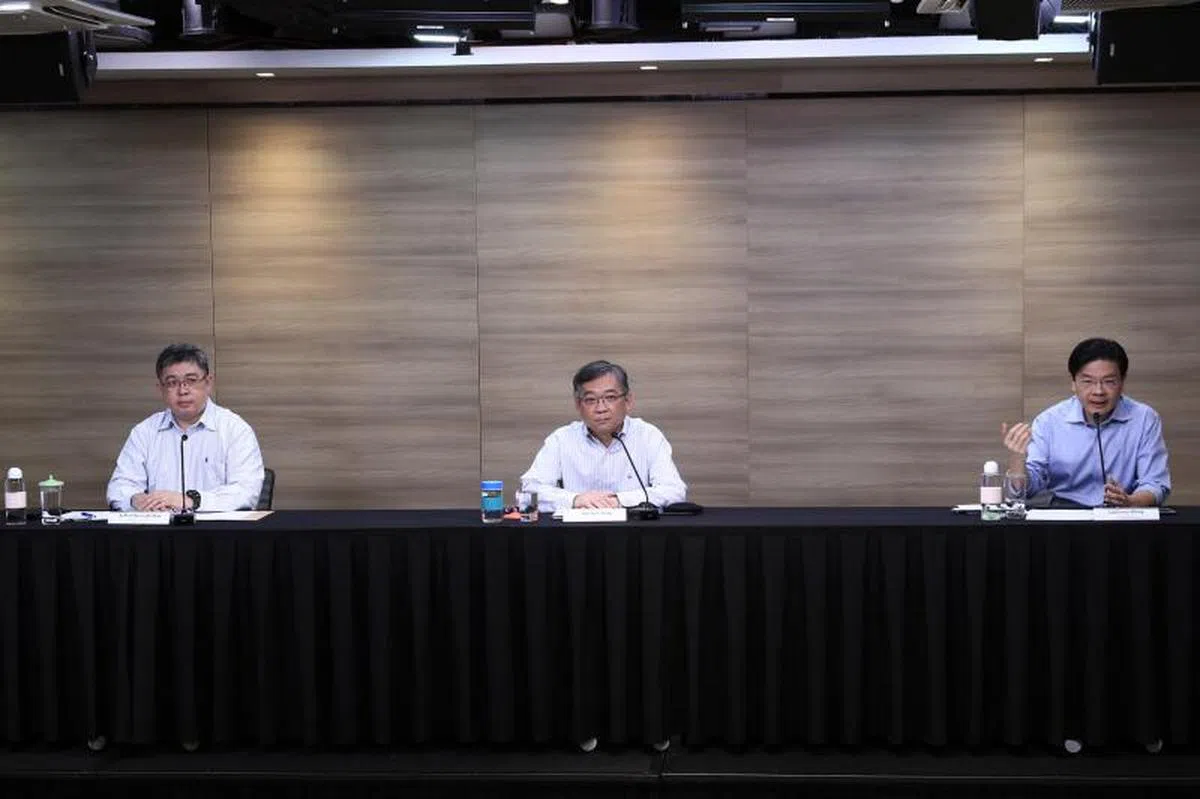  联合领导抗疫跨部门工作小组的教育部长黄循财（右）在记者会上表示，随着政府为最后一批客工进行检测，这几天的新病例数字将起伏不定。中为卫生部长颜金勇。（通讯及新闻部提供） 