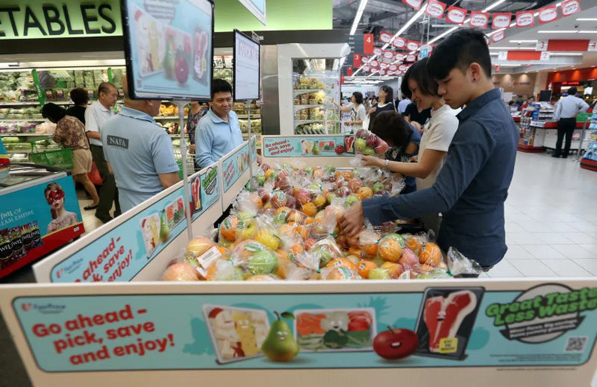  职总平价超市推出“好味道少浪费”（Great Taste Less Waste）计划，员工把一些稍有瑕疵的蔬果重新包装，以较低价售出，避免浪费。（联合早报） 