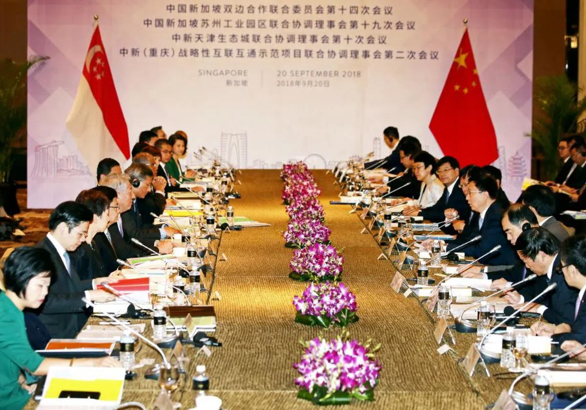  2018年9月20日，新加坡副总理兼国家安全统筹部长张志贤（左五）率领财政部长王瑞杰（左四）等内阁部长，参加由他与中共政治局常委、中国国务院副总理韩正（右五）共同主持的新中双边合作联合委员会（Joint Council For Bilateral Cooperation，简称JCBC）会议。（联合早报） 