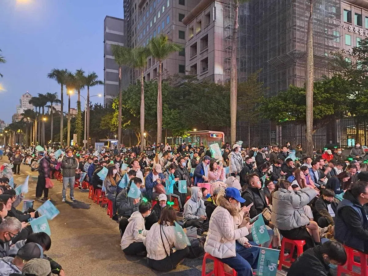 选前夜，大批大批的民众党年轻支持者都走上街头。（小草摄）