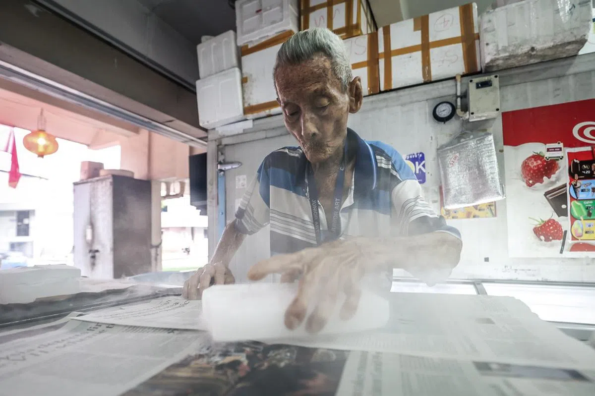 用报纸包着干冰就能让冰淇淋一整天不融化，不需要用电，成本也不高，这是老一辈的智慧。（联合早报）