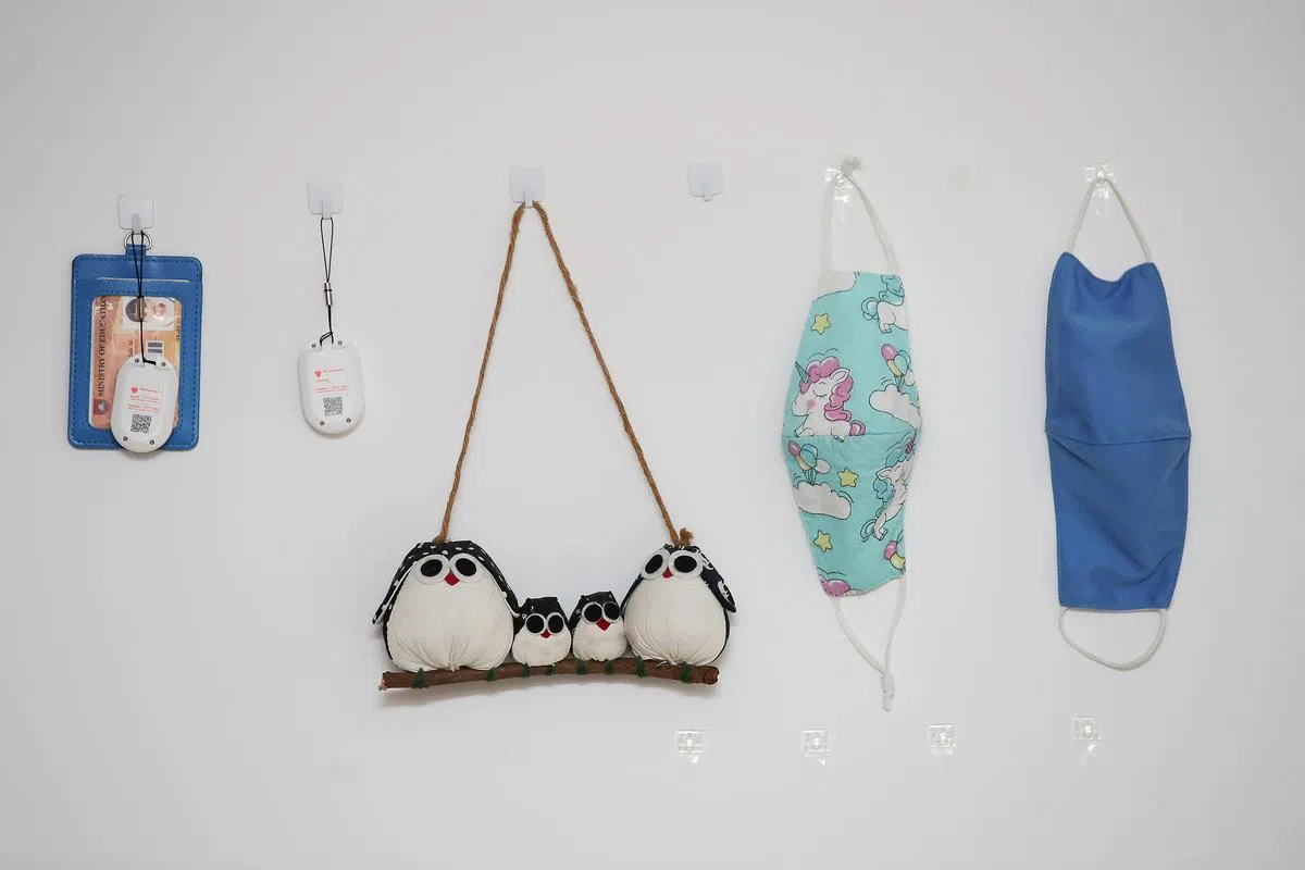  2020年流行单品：口罩、携手防疫器。（联合早报） 