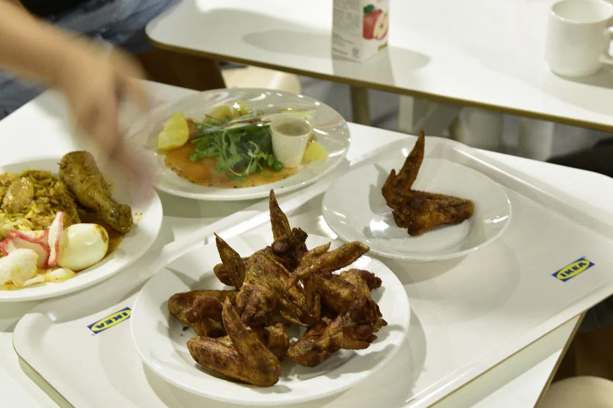 宜家餐区提供了适合新加坡人口味的美食，价廉物美。（海峡时报）