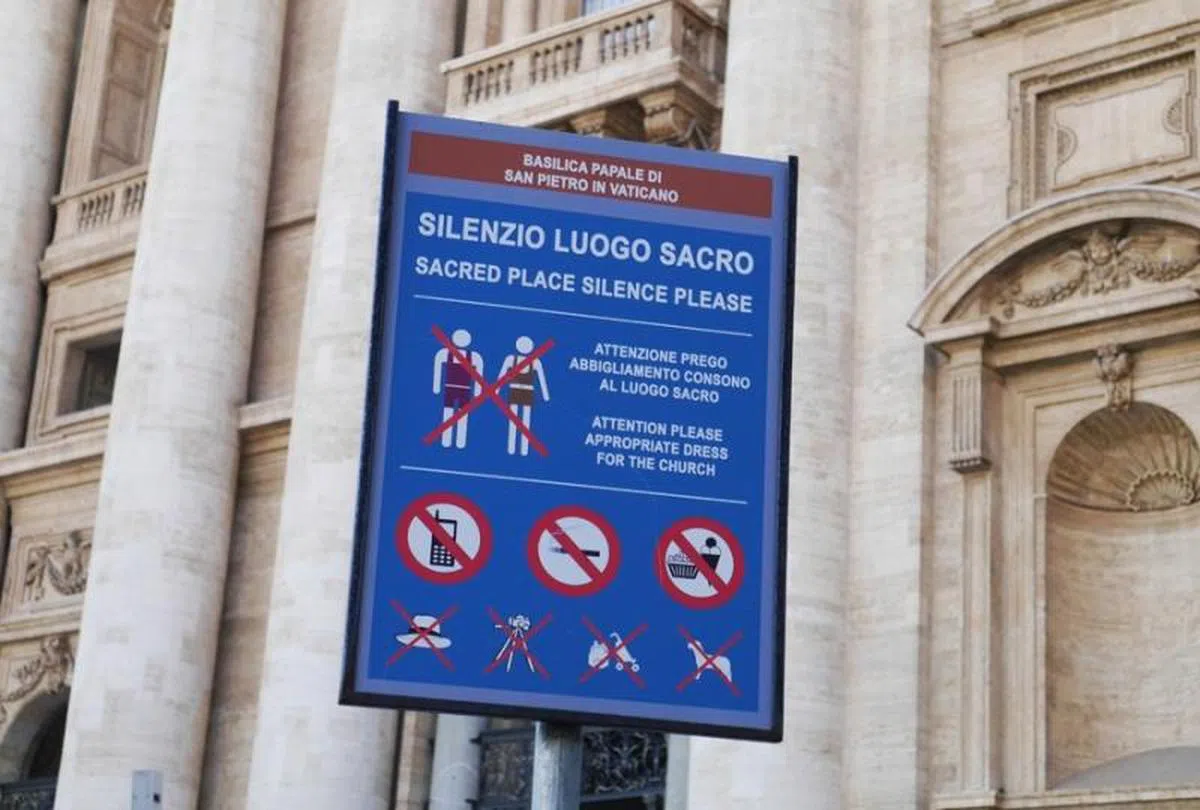  其实梵蒂冈内，到处都立着告示，用英文和意大利文写着“宗教圣地请保持肃静，请勿喧哗”。（互联网）。 