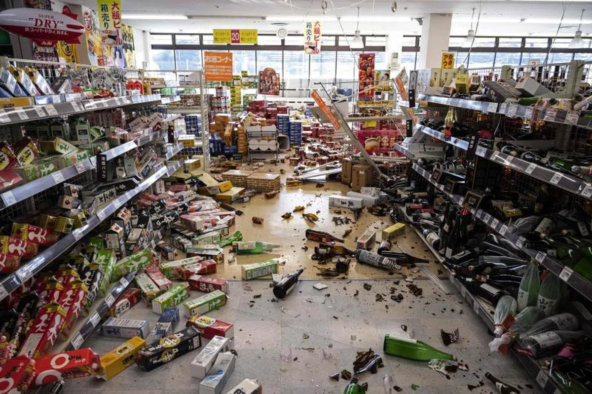地震后，白石市的一家超市凌乱不堪，货架上的商品被震落满地。（法新社）