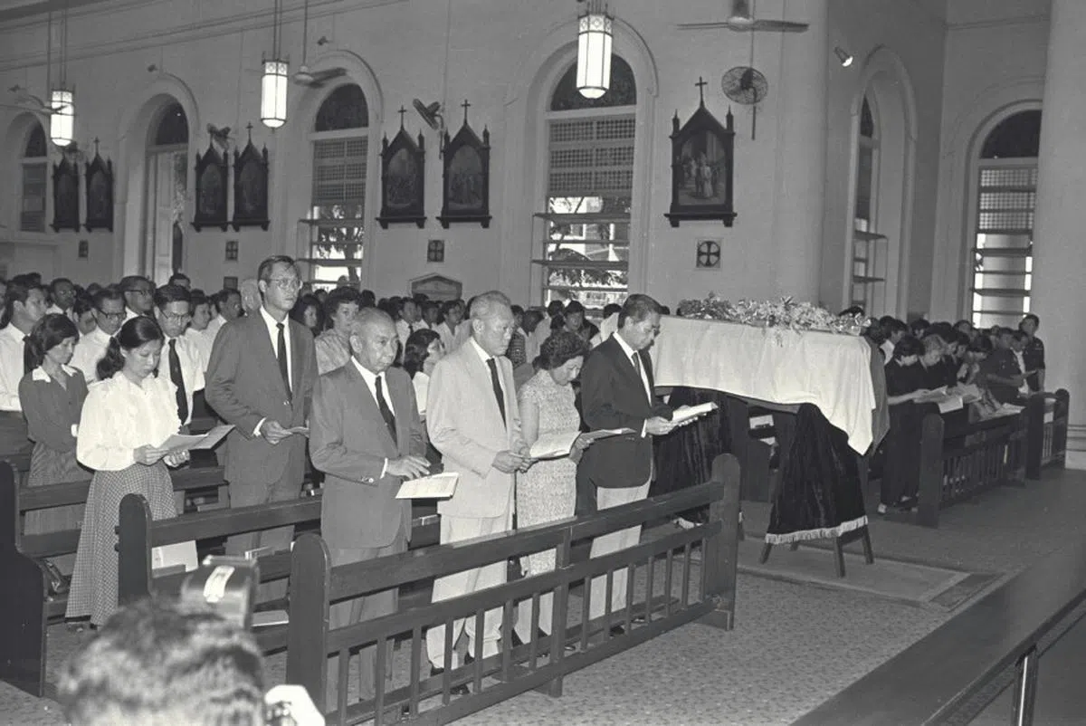 韩瑞生的葬礼上，建国总理李光耀与时任副总理吴庆瑞位于前排，时任国防部长吴作栋则在第二排。（海峡时报）