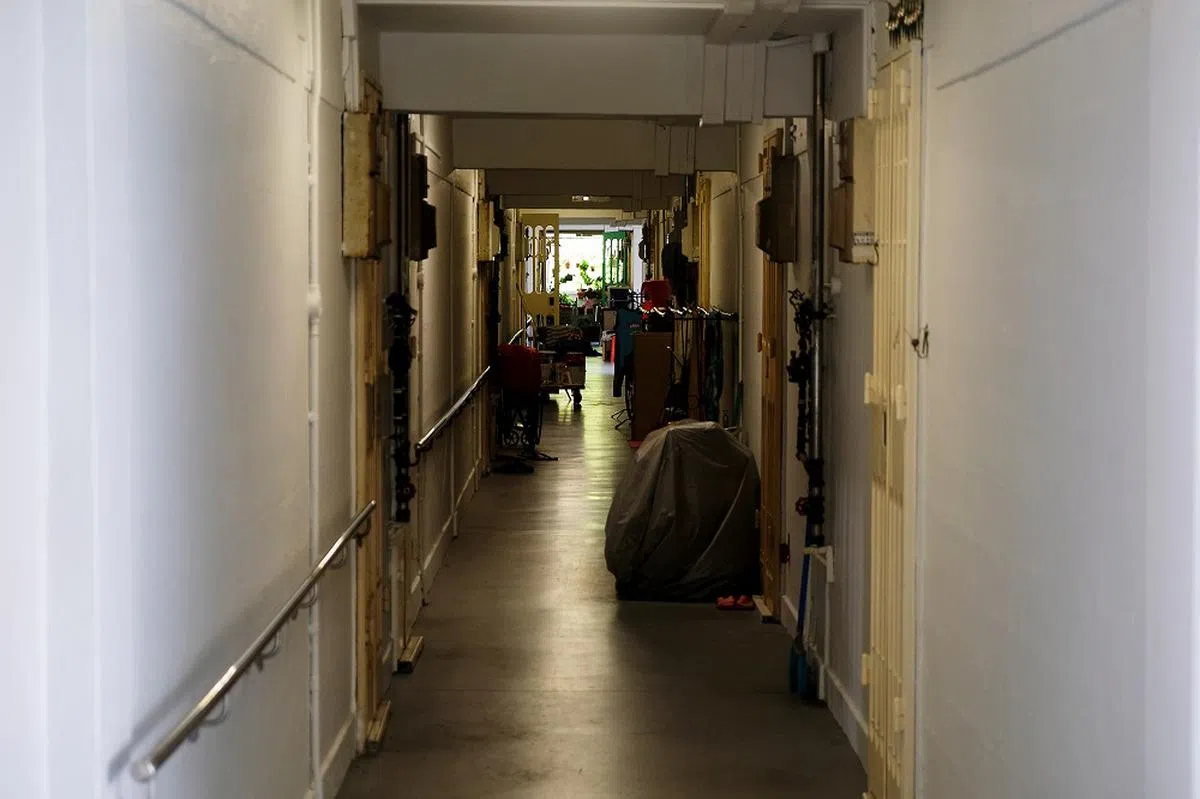 租赁组屋走廊一般光线比较昏暗。（联合早报）