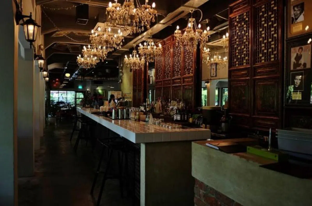 餐厅内温暖别致的情调，适合放松休憩。（HereNow）