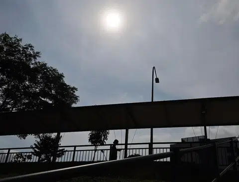 烈日当空的新民道。（海峡时报）