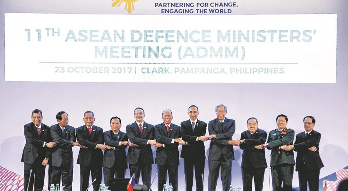  十国代表与亚细安秘书长出席了今年10月在菲律宾举行的第十一届亚细安国防部长会议。（法新社） 