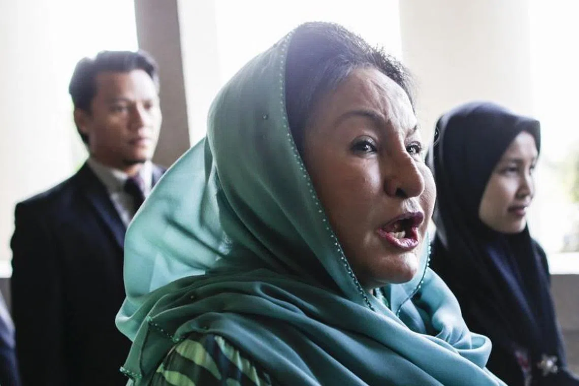 沉潜一段时间得罗斯玛高调向媒体发言，要求误会她有粉红钻石的相关人士向人民致歉。（海峡时报）