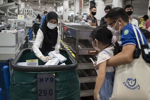 公众参观新邮政的邮件处理中心。（My Community）