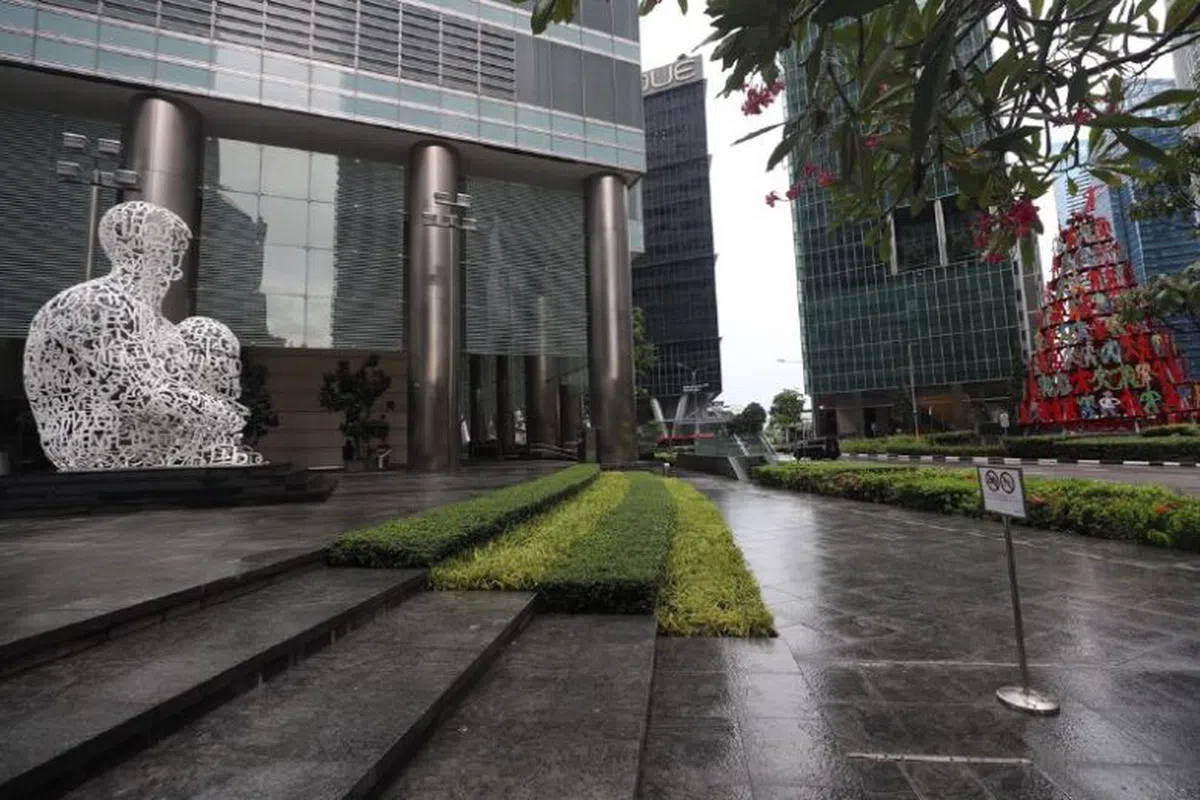  安静的莱佛士坊区，往常是人潮拥挤的商业区。（海峡时报） 