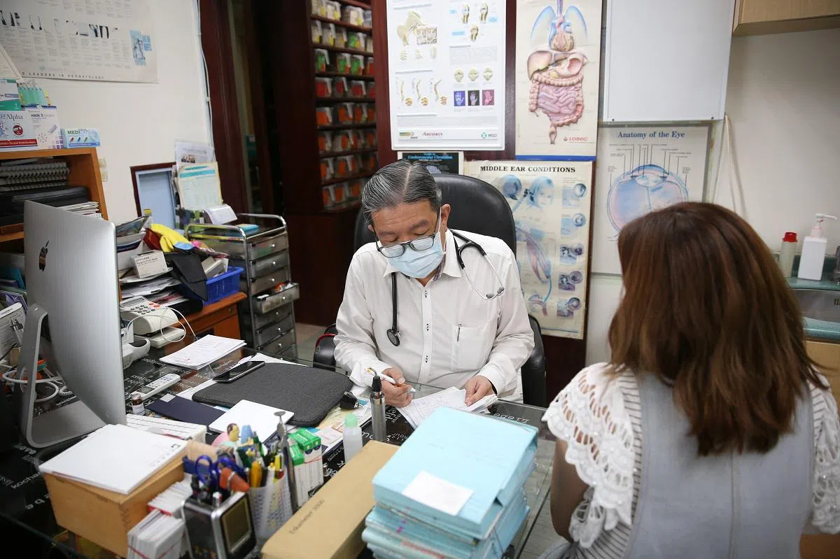  卫生部最近的调查显示，受询的1500间私人家庭医生诊所，有20%仍在使用手写病历。（海峡时报） 