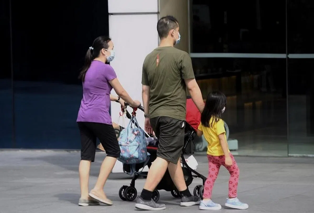 父亲拿陪产假，除了能帮助妻子减轻育儿的重担，也能见证孩子的成长里程碑。（联合早报）