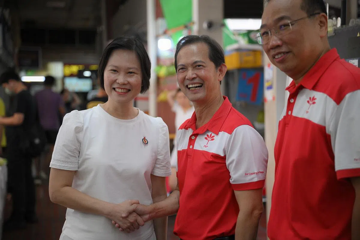 现任玛丽蒙议员颜晓芳（左）4月12日走访碧山22街时巧遇前进党秘书长梁文辉（中）和中委委员邱宝忠（右）。（海峡时报）