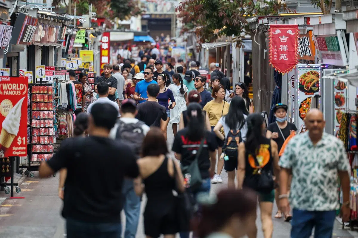 新加坡属于华人为主的社会，新加坡华人也认同“华人”身份。（联合早报）