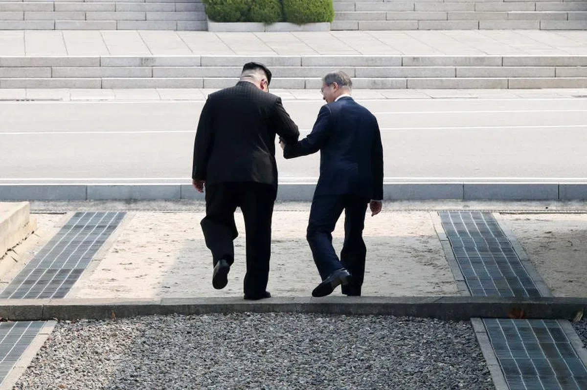  韩朝峰会去年4月27日登场，金正恩抵达板门店韩朝军事分界线，和文在寅握手，两人并携手跨过分界线，成为自1953年韩战结束以来，首次踏足韩国的朝鲜领导人，写下历史新页。（互联网） 