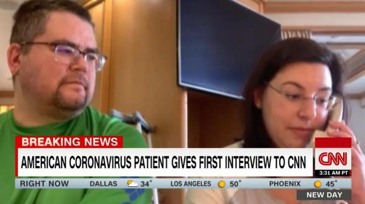  左起：Kent与妻子Rebecca在接受CNN视频电话访问。（CNN新闻视频截图） 