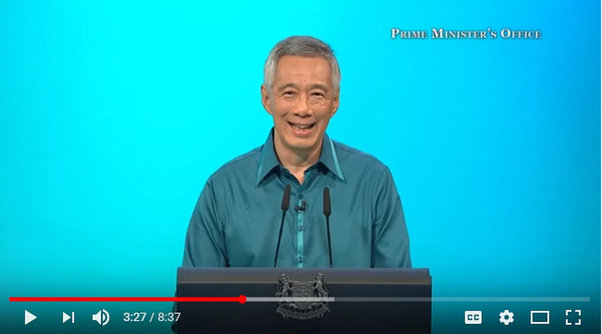  李爷爷分享抱孙喜悦，喜上眉梢。（视频截图） 