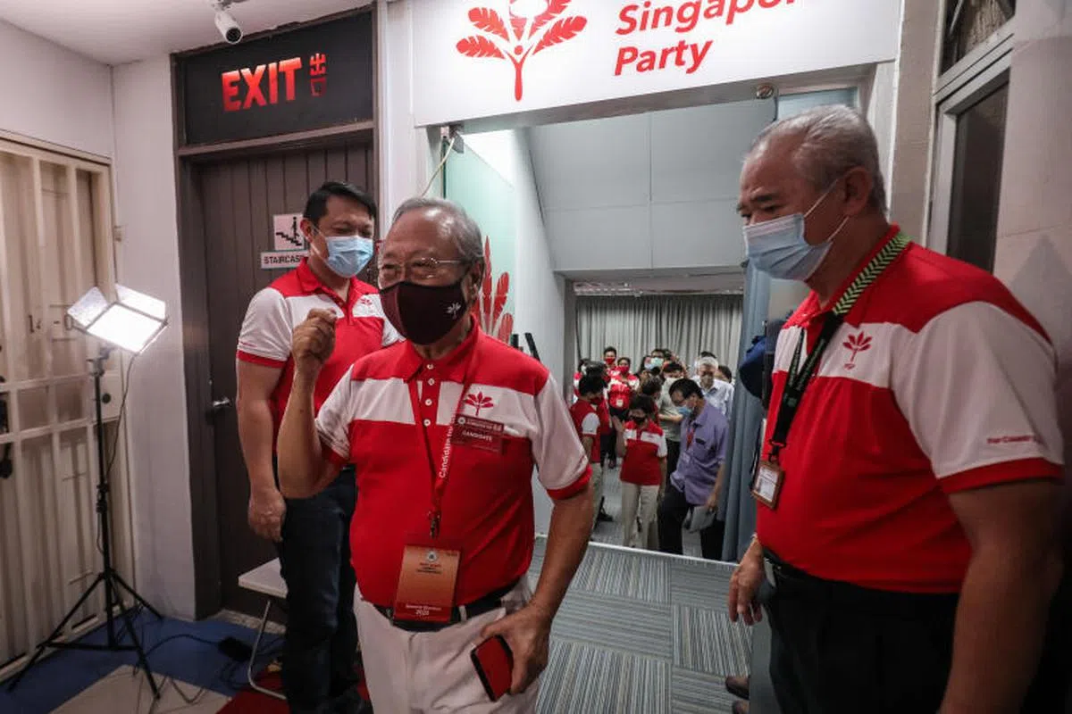  7月11日凌晨，陈清木医生以党魁身份召开前进党记者会。（联合早报） 