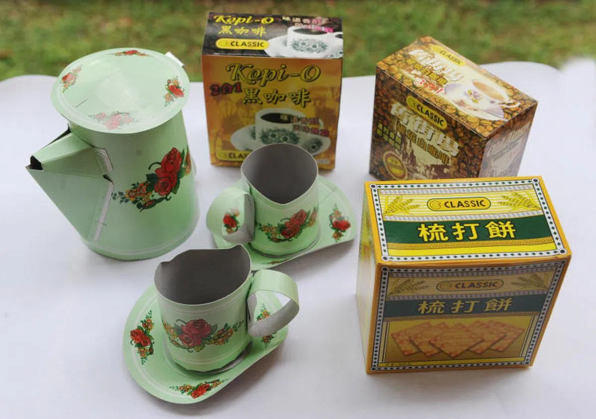  2010年的茶具、咖啡和梳打饼。（联合晚报） 