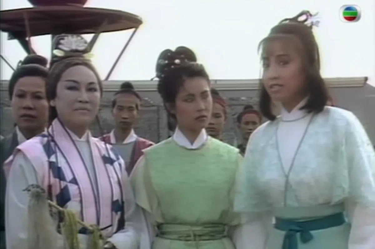  李香琴（左一）在《倚天屠龙记》中饰演灭绝师太。（互联网） 