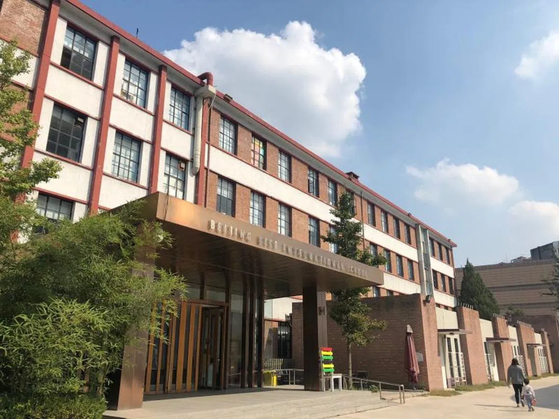 陷入财务危机的BISS北京国际学校是由新加坡惹兰勿刹区前国会议员及前高级政务次长陈志成于1994年设立，并交由其担任该校副总裁的女儿陈雯仪和女婿陈国强打理。（联合早报）