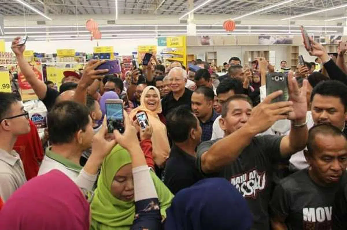  纳吉最近出行很常引起轰动。（南洋商报） 