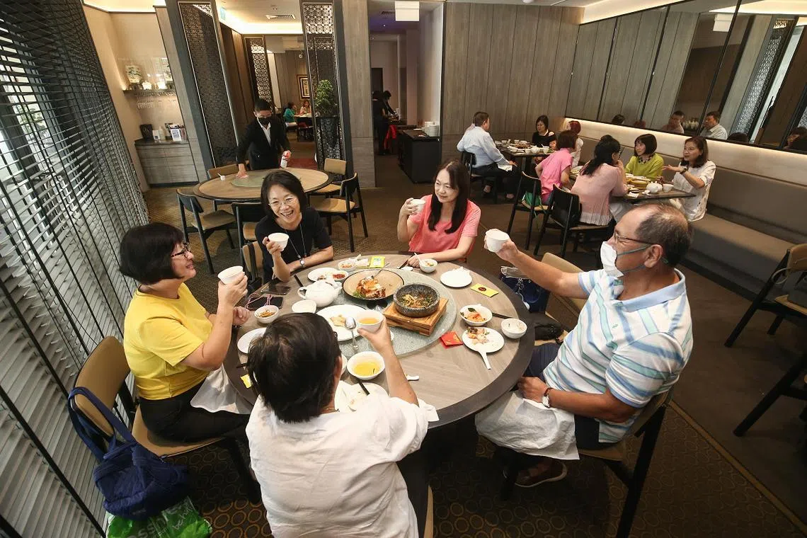 8月10日起已完成接种者可五人堂食。（联合晚报）