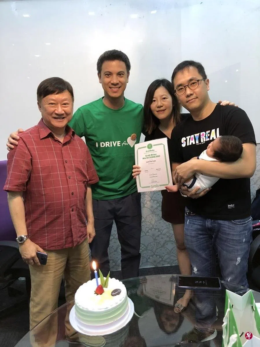 杨时兴（右一）一家昨天在Grab的安排下，与杨姓私召车司机（左一）见面，一同庆祝宝宝满月。