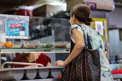 每次在小贩中心点菜，都希望小贩当天心情大好，多加一些料。（联合早报）