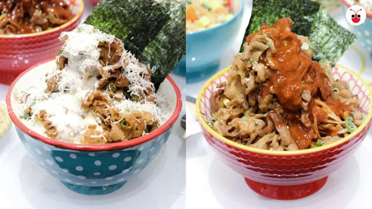  不吃辣的红蚂蚁自然比较倾心于左边的奶油淋酱牛肉套餐。叠的高高的雪花牛肉，撒的满满的帕尔玛芝士。拍完照之后，食客会惊喜地发现芝士已经半融化，肉香四溢。（黄珞制图） 