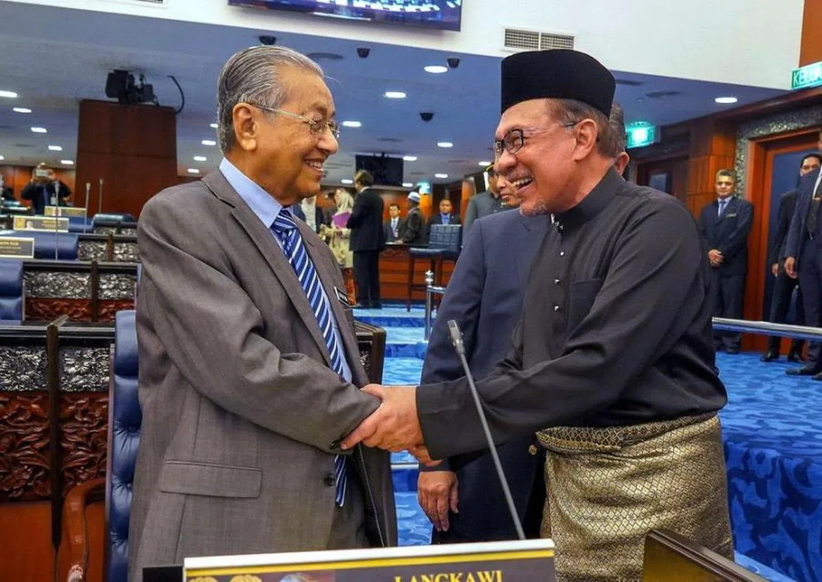 左起：马哈迪、安华。（中国报）