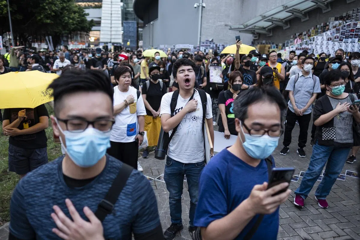  许多香港市民已通过网络串连明日上街游行。图为上周六（38日）的占中运动五周年集会。（彭博社） 