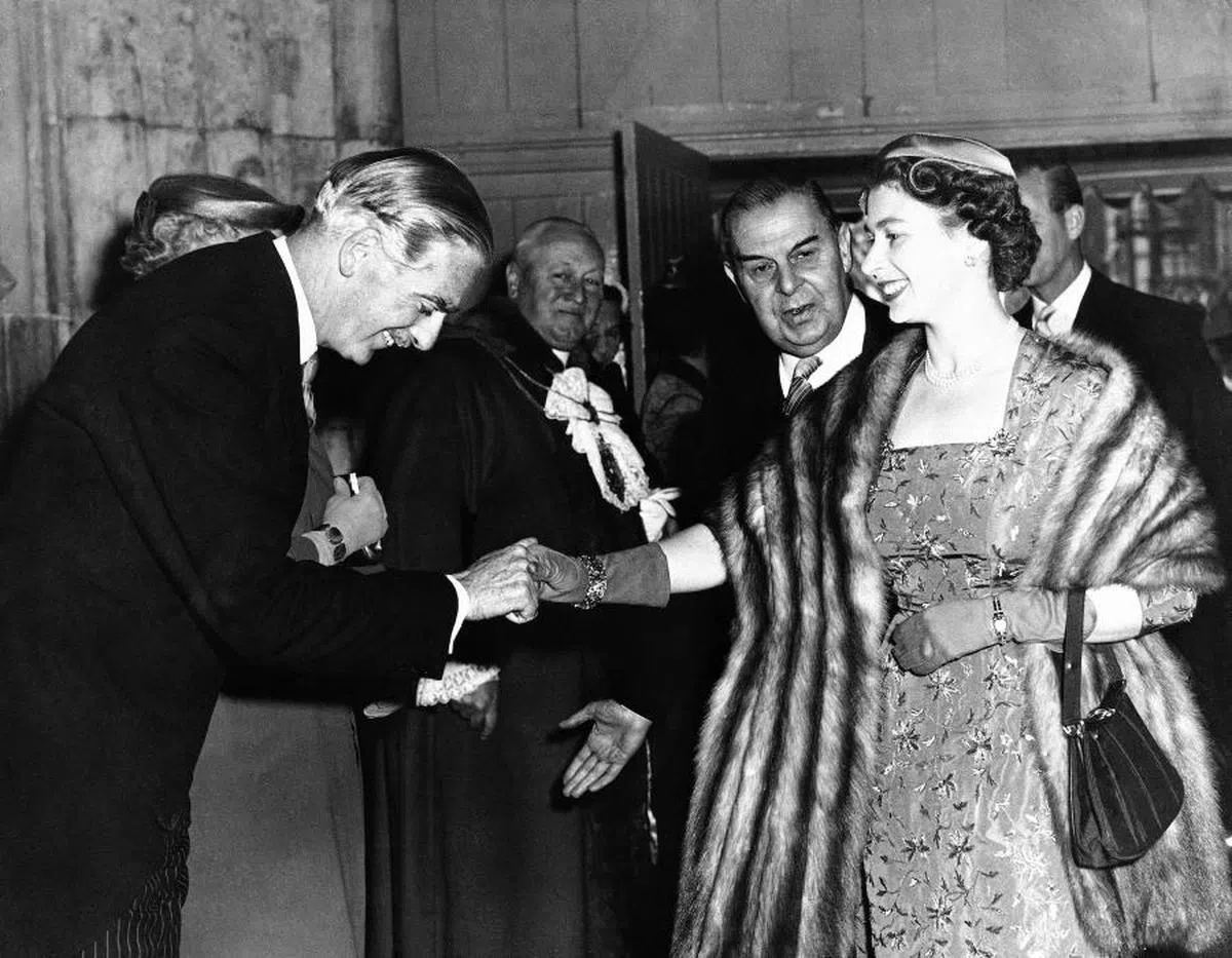 伊丽莎白二世（右）于1955年任命艾登（Robert Anthony Eden）为首相。（互联网）