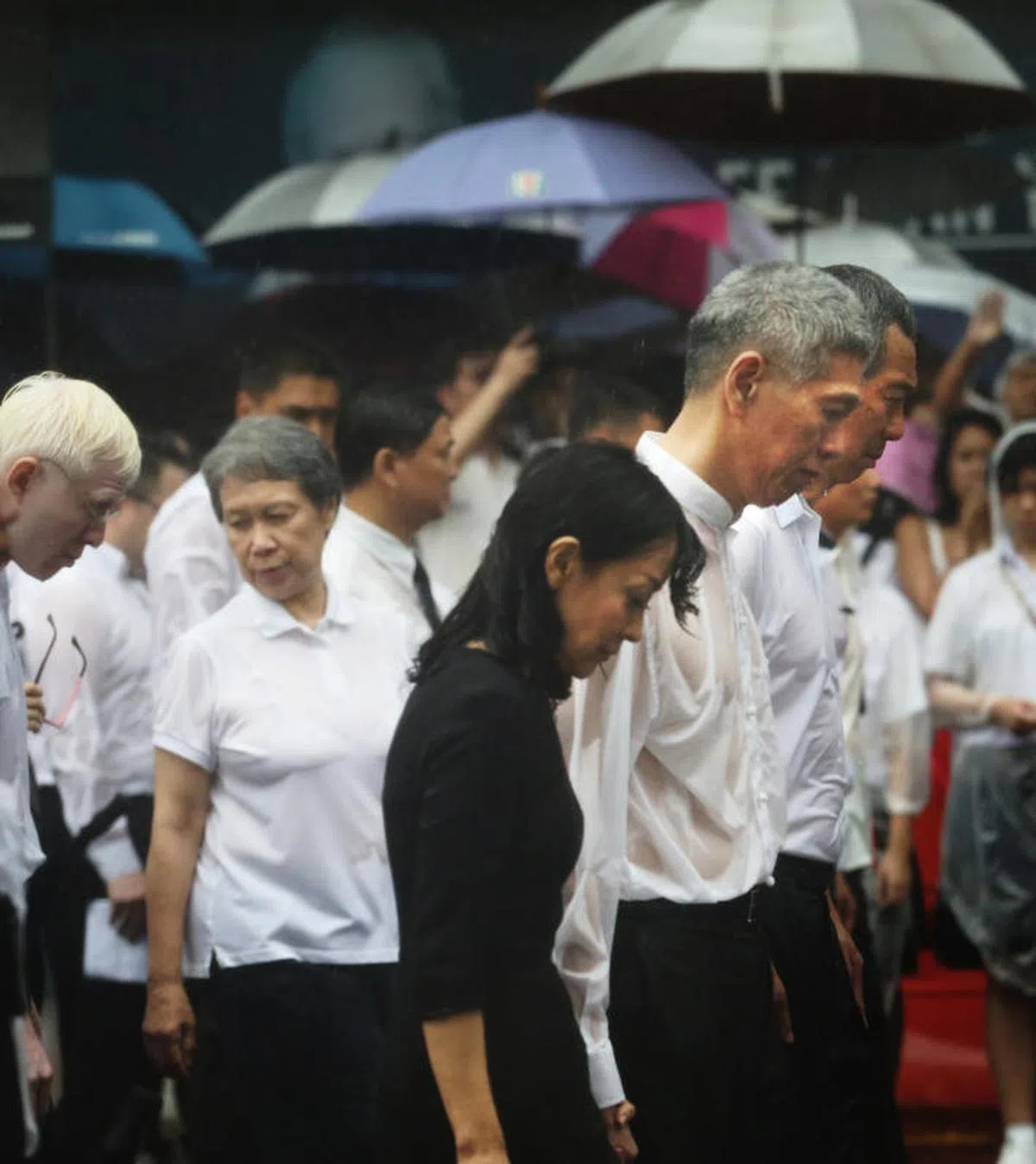  2015年3月29日，建国总理李光耀的国葬仪式于在新加坡国立大学文化中心举行。移灵队在中午12时30分从国会大厦出发，李显扬夫妇（右二及三）和李显龙总理、大嫂何晶（右一及四），以及家人伴着建国总理李光耀的灵柩离开国会大厦。（联合早报） 