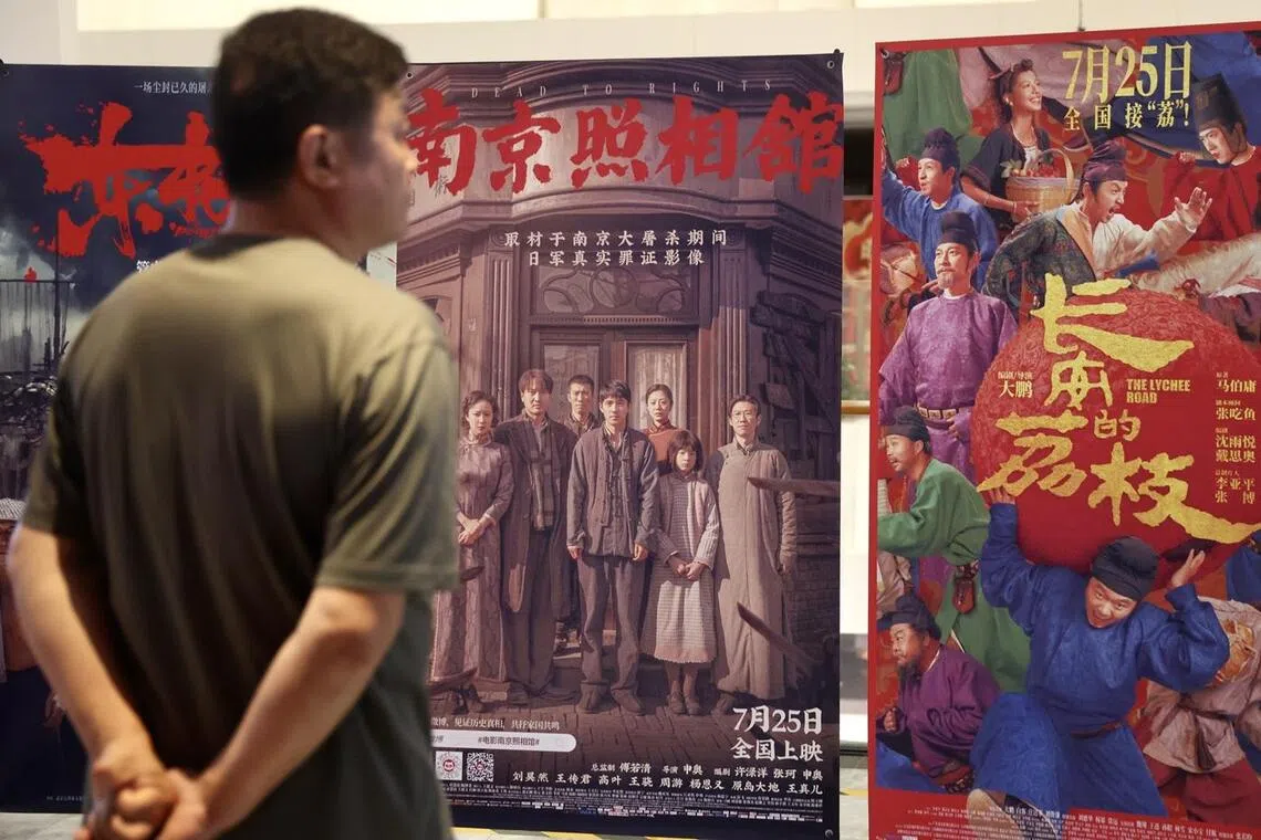 根据国家电影局统计，2025年暑期档电影票房前3名的影片分别为：《南京照相馆》《浪浪山小妖怪》和《捕风追影》。图为8月31日，在北京丰台一影院，市民浏览电影海报，正中央的是《南京照相馆》的海报。