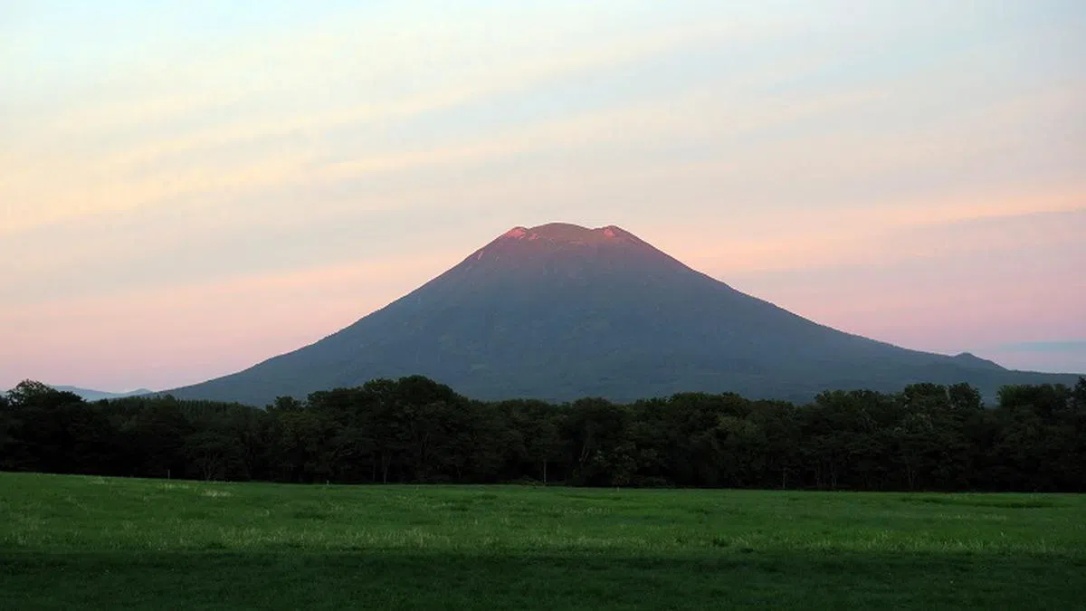 富士山起初是作为自然遗产申报入遗，但因山上丢弃垃圾、游客过度拥挤等问题，日本后来被迫转向申请文化遗产。（海峡时报）
