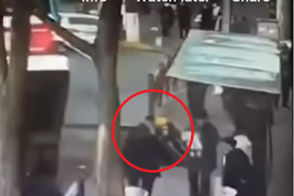  黄衣男孩与退役武警。（视频截图） 