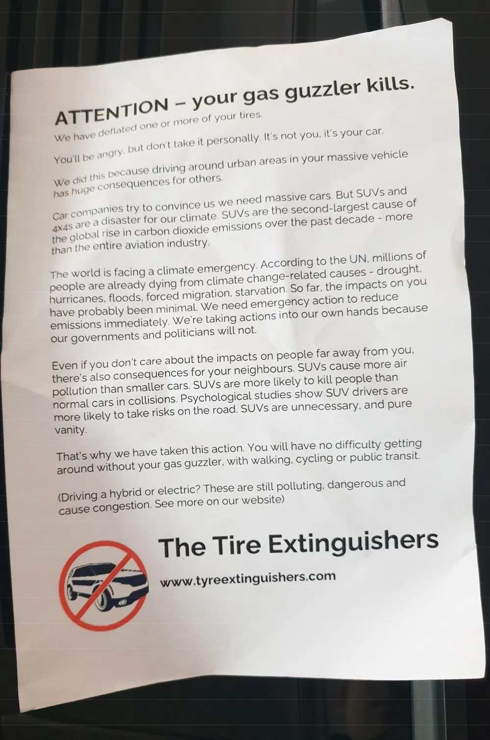 置放在挡风镜上的公开信。