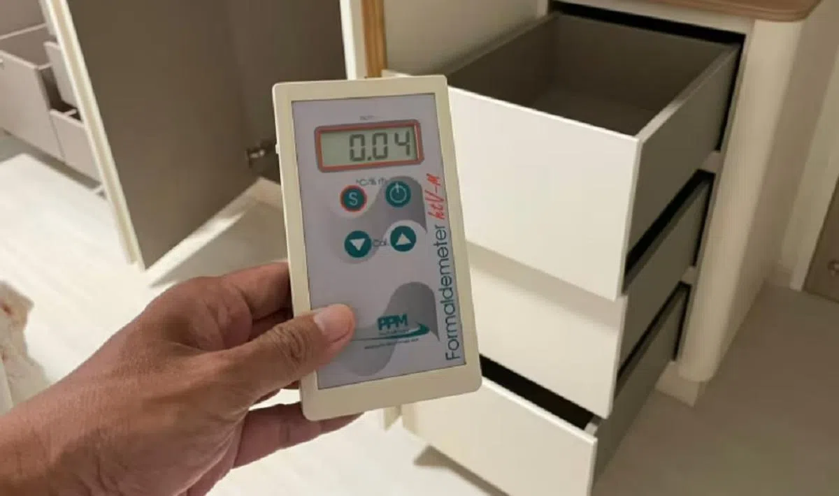 七小时的甲醛去除工程，把空气中的甲醛浓度从0.72降到0.04。（亚洲新闻台）