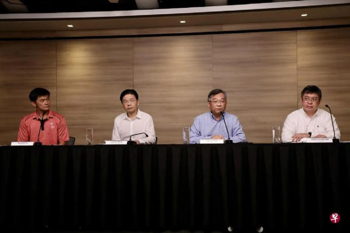  卫生部今天傍晚召开记者会。左起：人民协会总执行理事长陈国明，跨政府部门工作小组联合主席黄循财和颜金勇，以及卫生部医药服务总监麦锡威。（联合早报） 