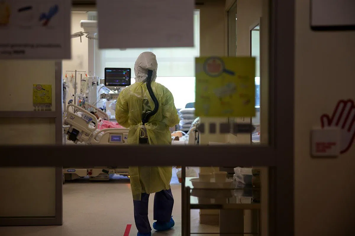 黄廷方医院加护病房的冠病患者。（海峡时报）