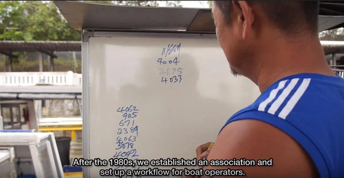  码头上写上渡轮号码的排班表。（国家文物局视频截图） 