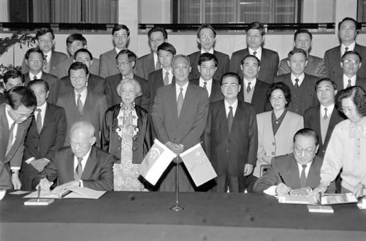  1994年2月26日，中国政府和新加坡政府合作开发建设苏州工业园区的协议在北京钓鱼台国宾馆签署。当时的中国副总理李岚清（前排右）和新加坡内阁资政李光耀（前排左）分别代表两国政府在协议上签字。中国总理李鹏（前排站立右四）和新加坡总理吴作栋（前排中）出席签字仪式。（新华社） 