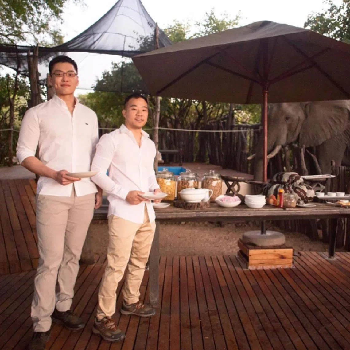 李光耀的孙子李桓武（左）和男友王毅睿今天（5月24日）在南非结婚了。（王毅睿Instagram）